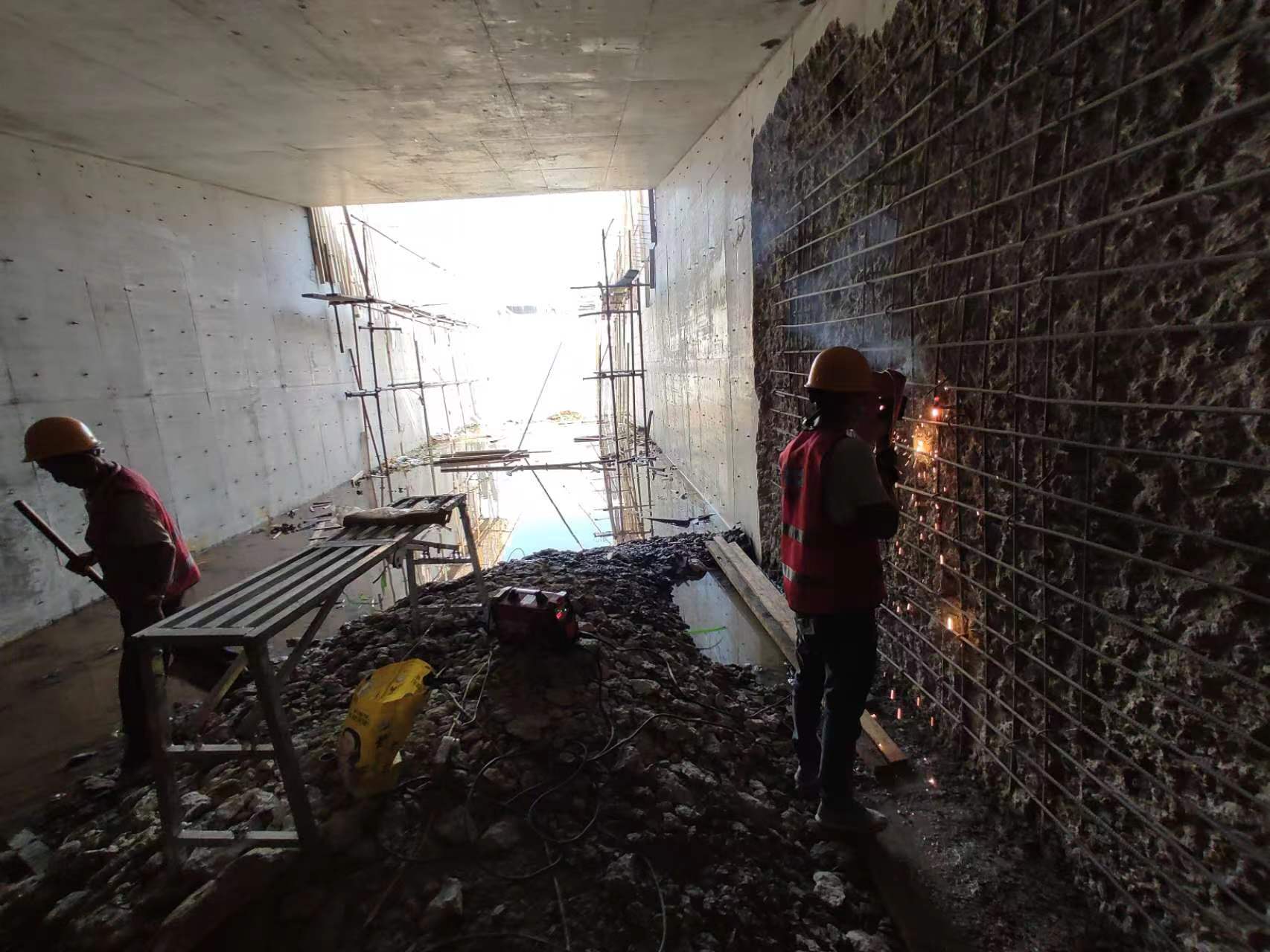 鄂州挖断承重墙导致楼体开裂，加固施工方案出炉